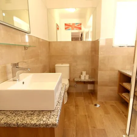 Elegant With View In 80 M² Parking Apartment Portimao