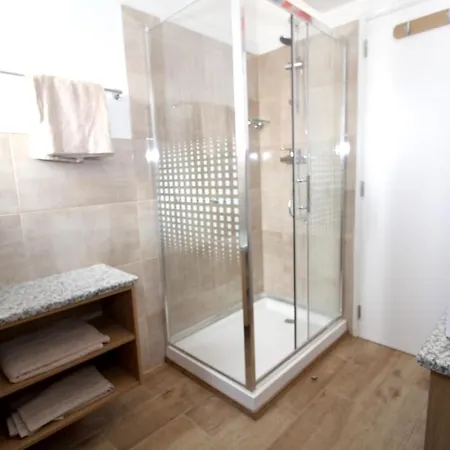 Cozy In 80 M² With View דירה
